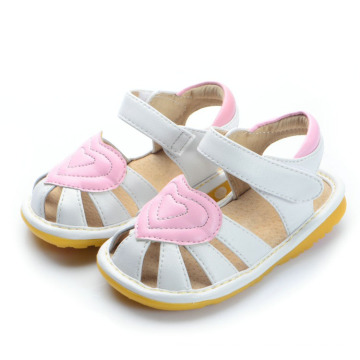 Weißes Baby Quietschen Sandalen mit großem rosa Herz